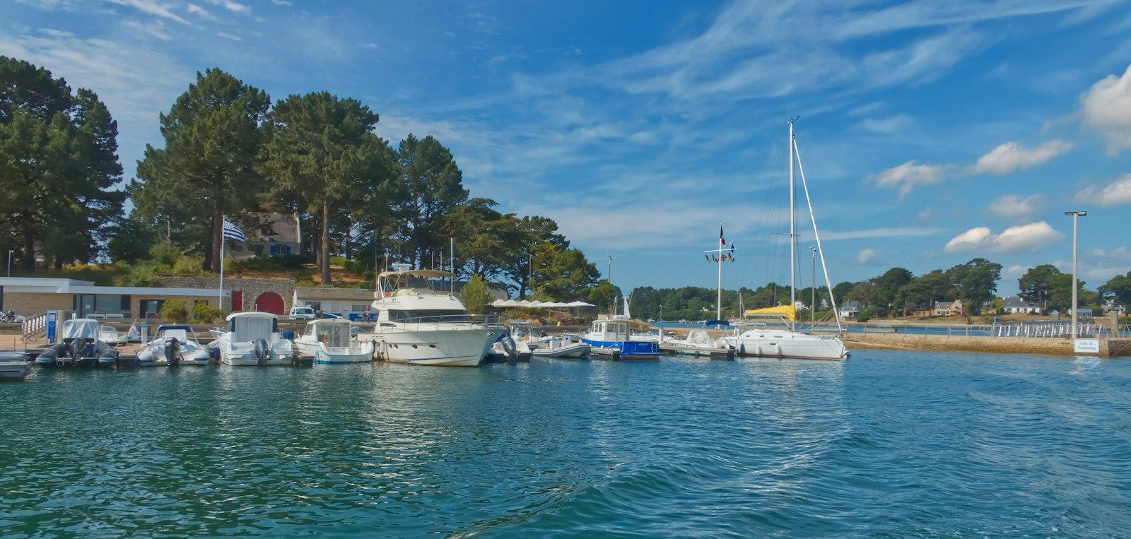 Bateaux de plaisance amarrés aux pontons du port de l'Île-aux-Moines, dans le golfe du Morbihan